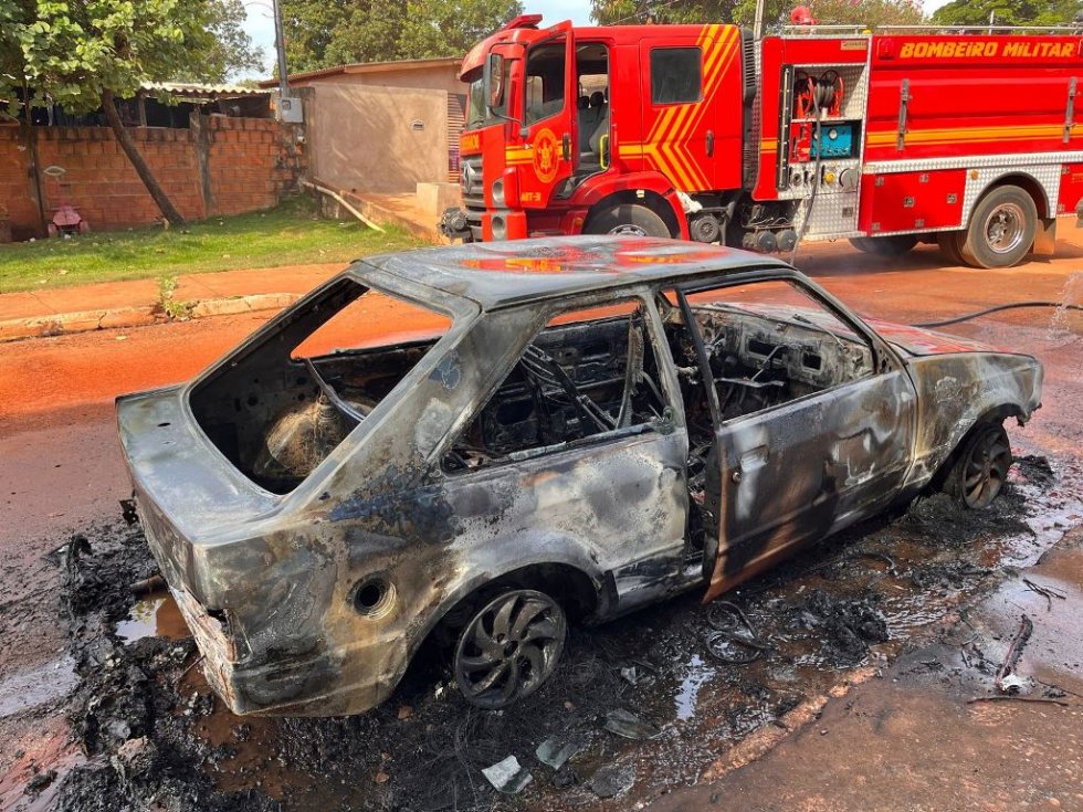 IVINHEMA: Mulher ateia fogo em carro após discutir com marido