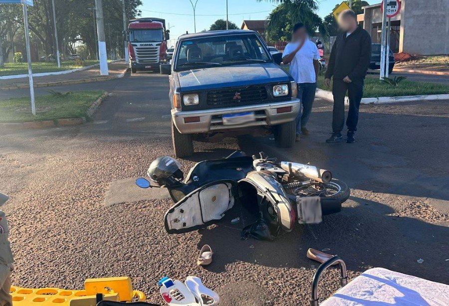 IVINHEMA: Acidente envolvendo camionete e uma moto deixa uma mulher ferida