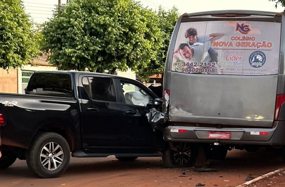 ANGÉLICA: Homem bate camionete em um ônibus estacionado