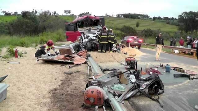 Acidente envolvendo duas carretas e uma camionete deixa dois mortos na BR-163