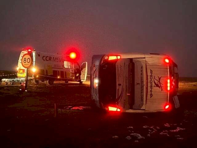 Ônibus com 28 passageiros cai em ribanceira e uma mulher morre