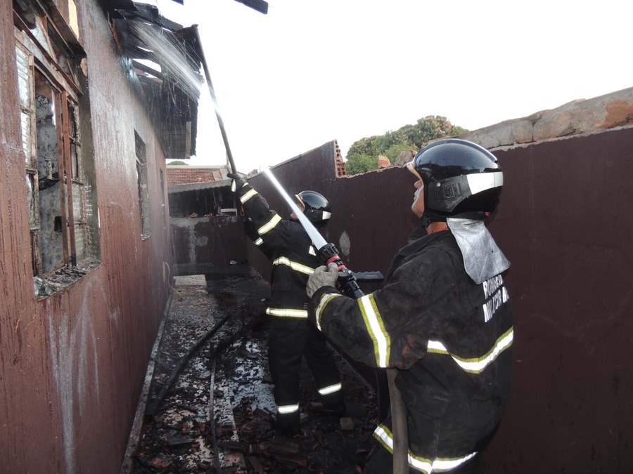 Incêndio destrói completamente residência em Ivinhema; Uma pessoa precisou ser encaminhada ao hospital