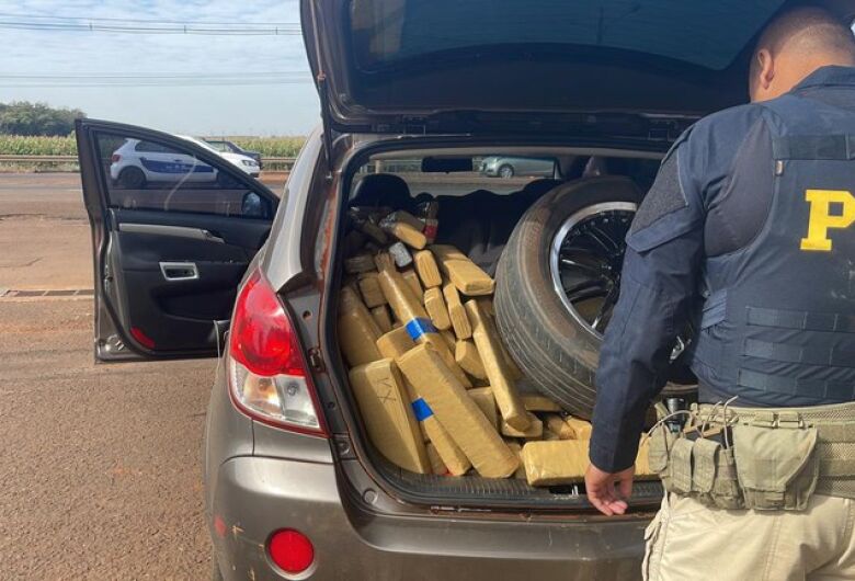 Presa após perseguição, mulher levava quase 1 tonelada de maconha em carro roubado