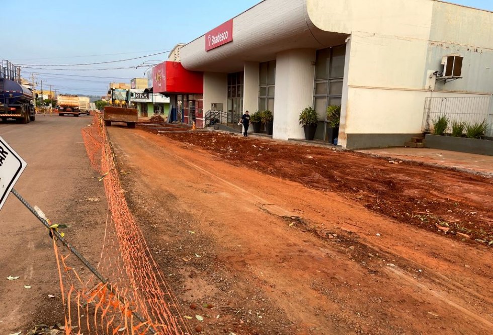 IVINHEMA: Empresa inicia retirada de calçadas antigas para construção do calçadão na Avenida Panamá 