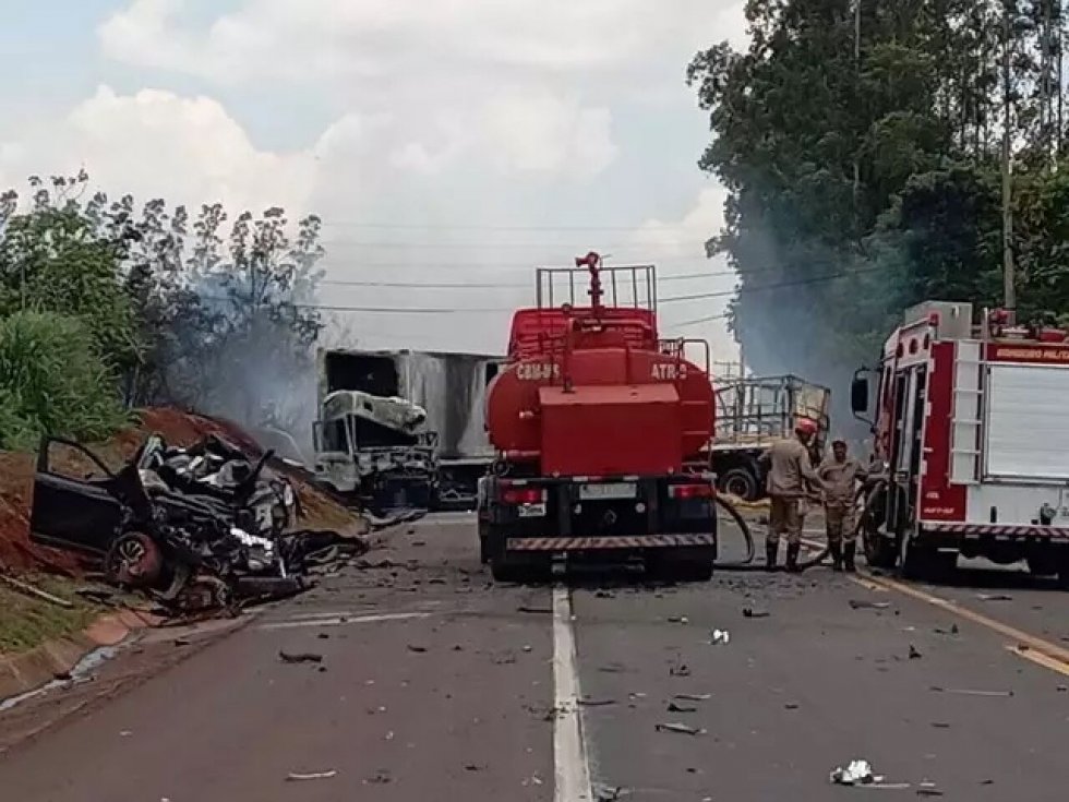 Ao menos duas pessoas morrem em grave acidente na Rodovia BR-163.
