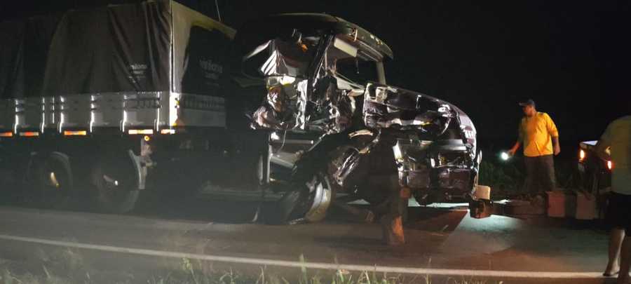 Batayporã - Anaurilândia: Carreta parada na pista provoca acidente na MS-480, próximo à divisa de MS com SP.