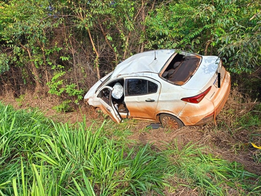 Carro capota na região de Bataguassu após condutor desviar de caminhão.