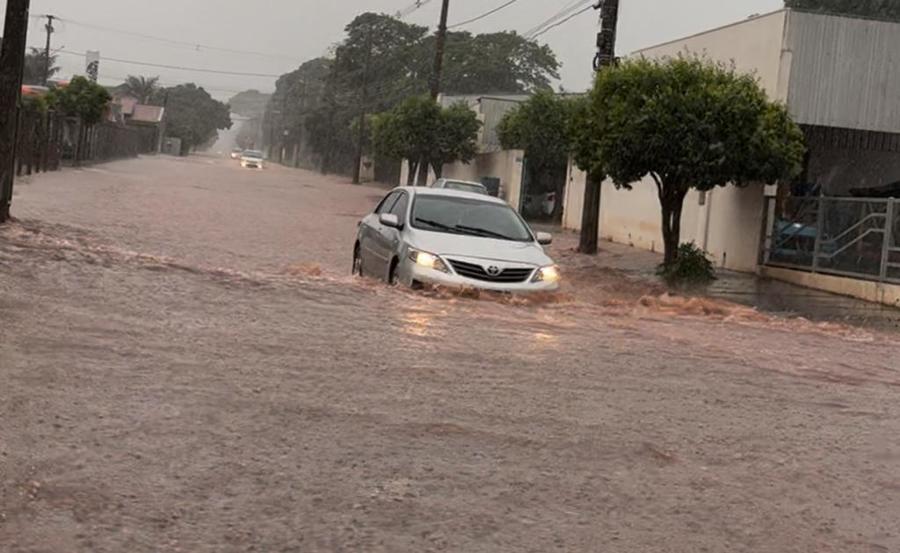Forte chuva provoca alagamentos em Nova Andradina e Batayporã.