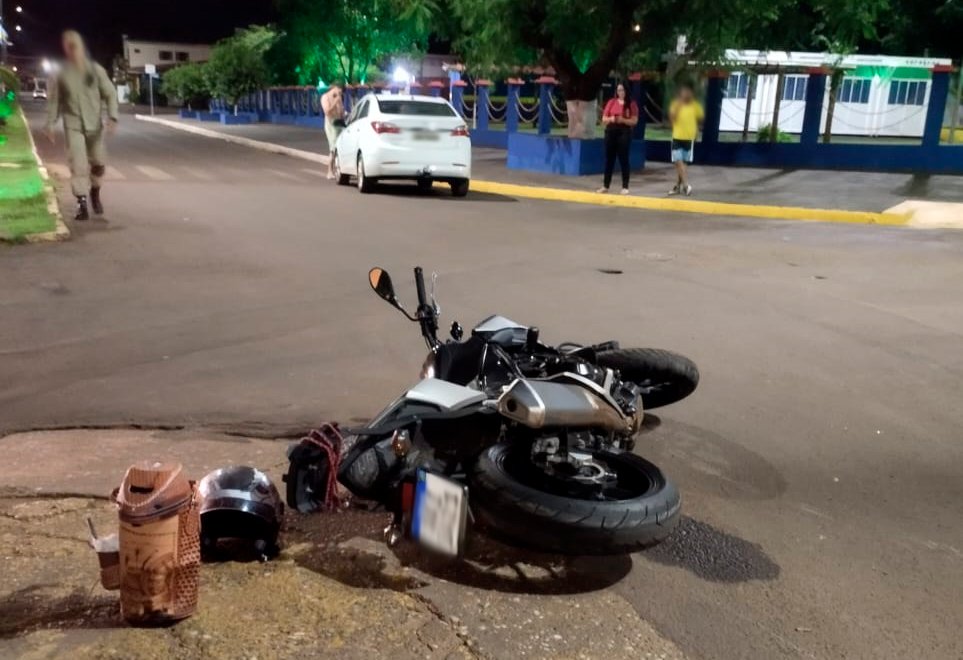 IVINHEMA: Acidente é registrado entre carro e moto na Avenida Brasil.