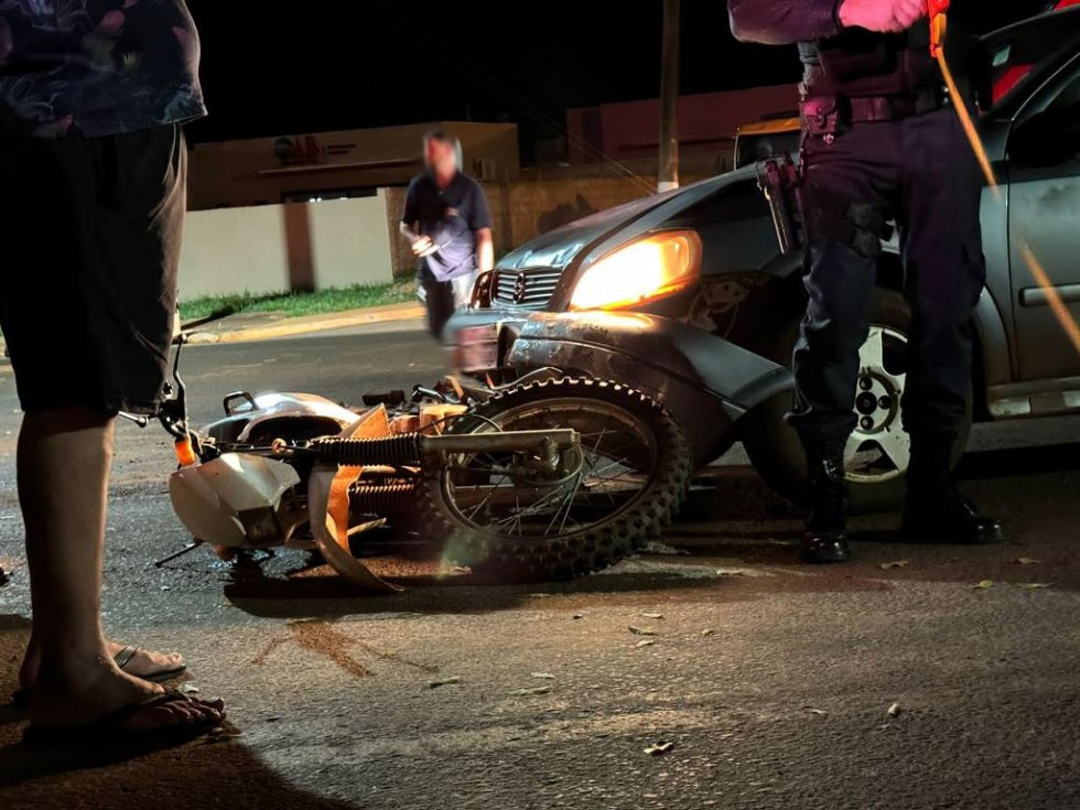 IVINHEMA: Acidente entre carro e moto deixa dois adolescentes feridos.