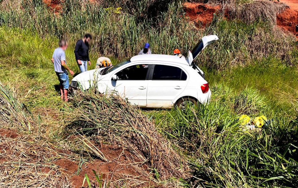 IVINHEMA: Casal escapa ileso após carro sair da pista na MS-141.