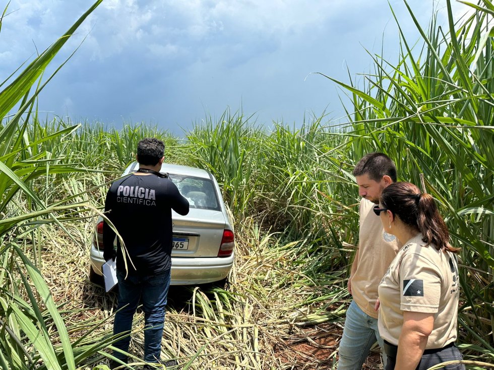 NOVA ANDRADINA: Mulher é encontrada morta dentro de veículo em canavial.