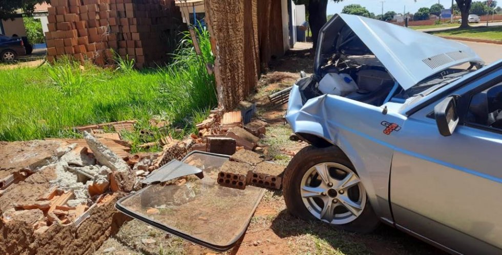 ANGÉLICA: Homem embriagado colide veículo no muro da Polícia Militar