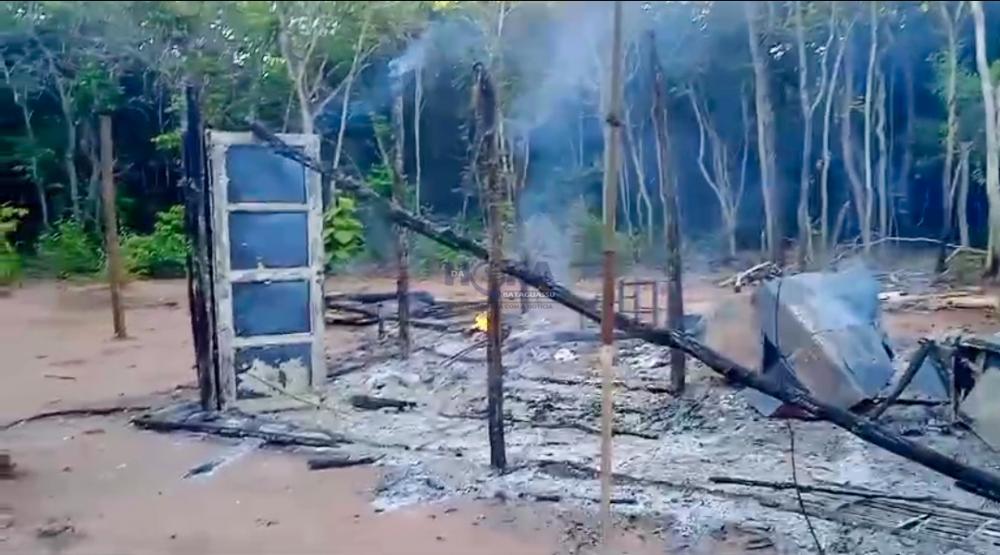 Ao chegar em casa, mulher encontra casa em chamas em assentamento de Anaurilândia