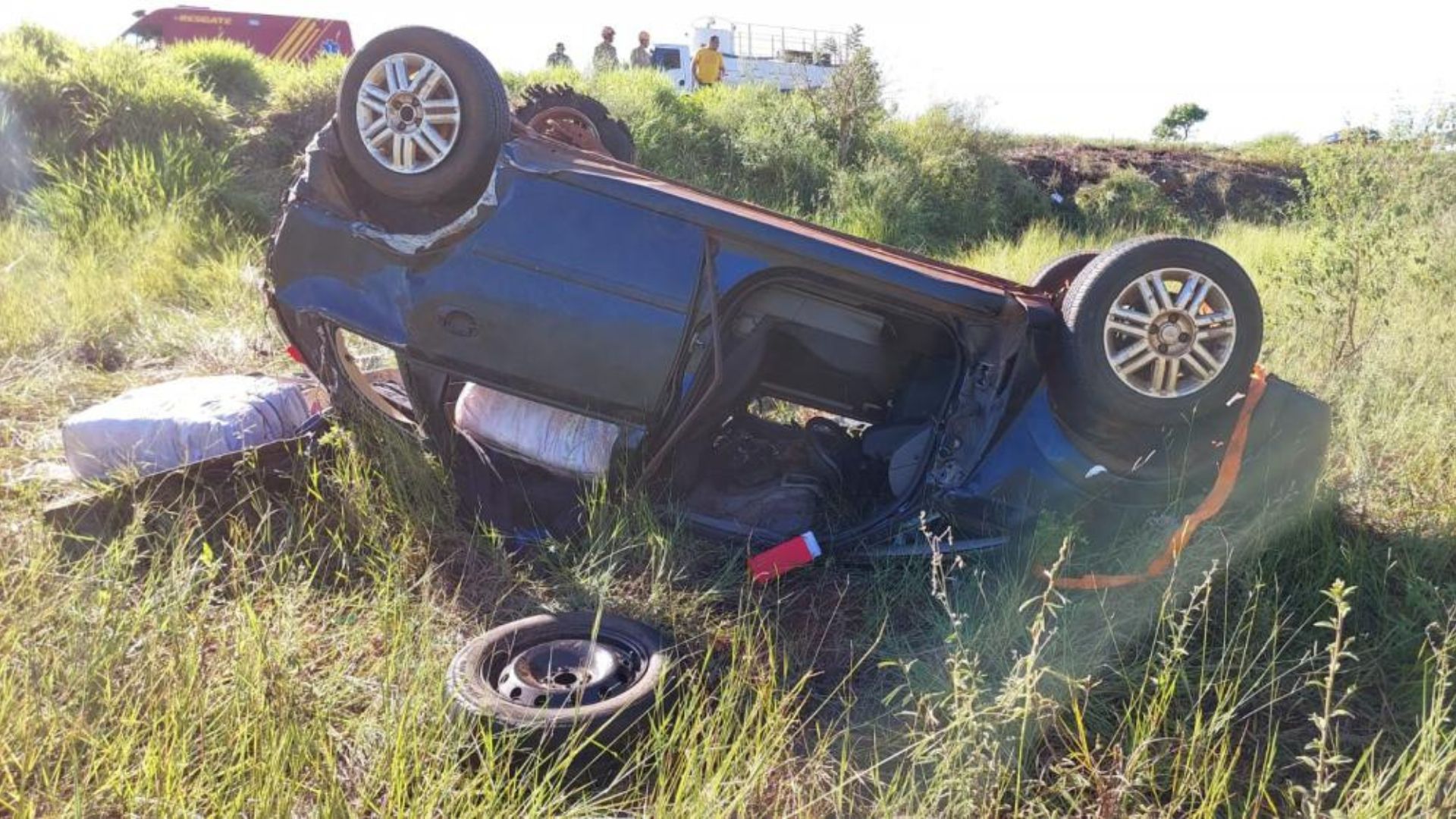 Homem é abandonado após morrer em acidente e ser arrastado para longe do carro