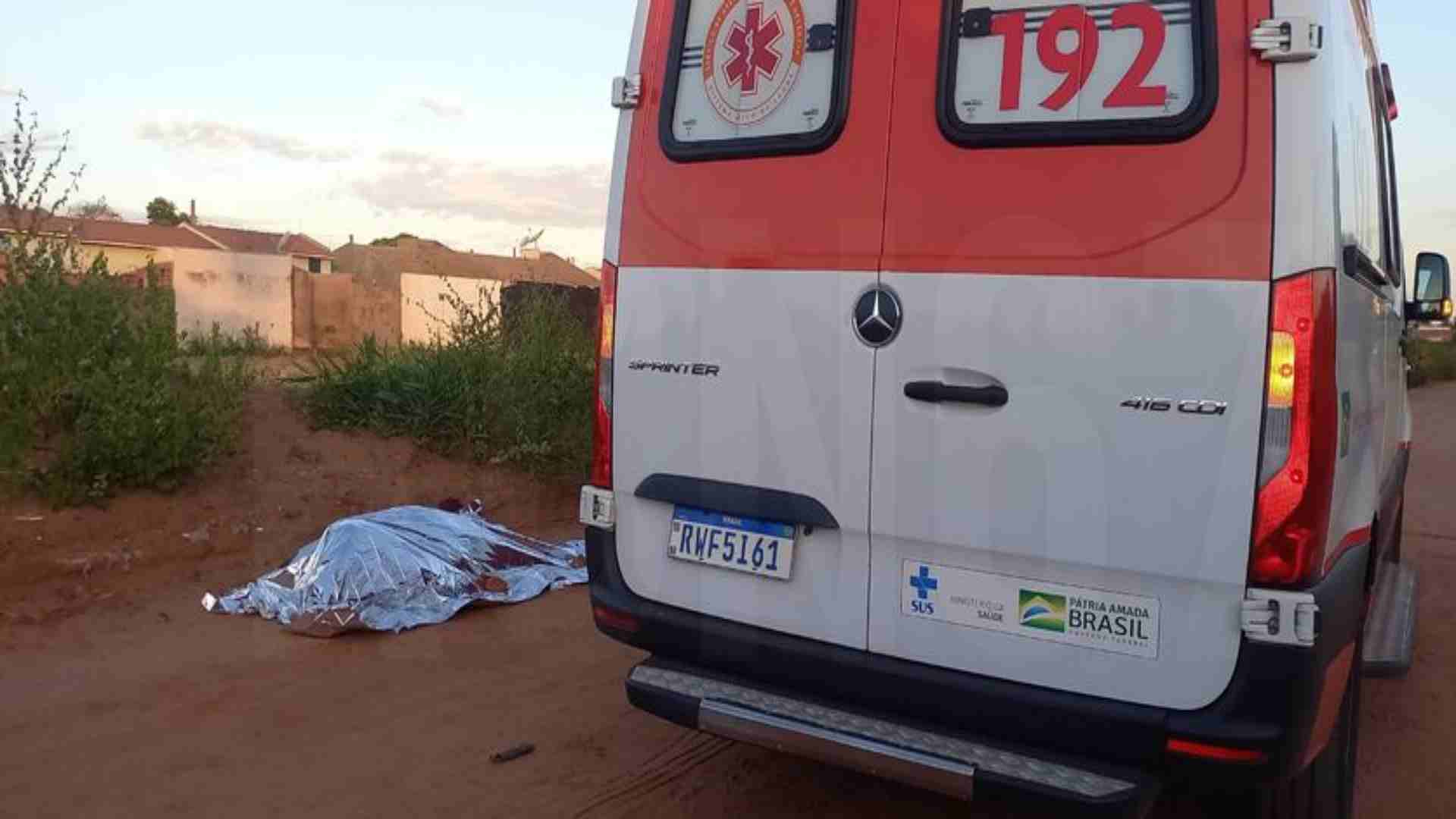 Mulher tem pescoço cortado por cerol e morre enquanto andava de moto com o filho