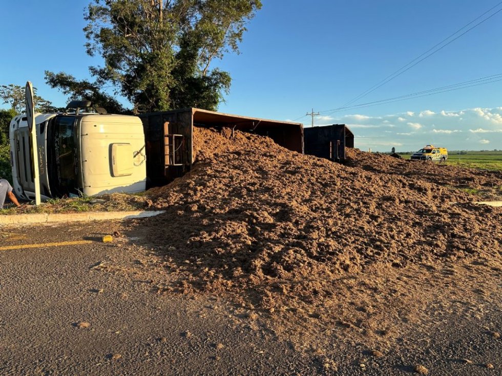 NOVA ANDRADINA: Carreta tomba ao realizar rotatória na MS-473