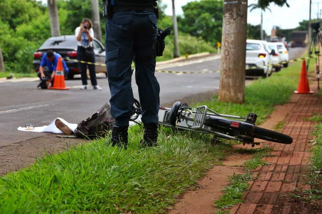 Pneu de bicicleta elétrica trava, mulher cai e morre 