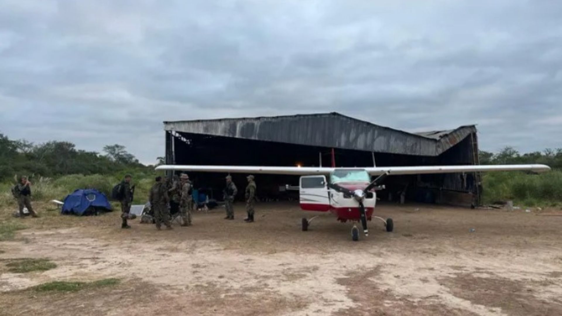 Brasileiros são presos com armas de guerra e aeronave em base do narcotráfico no Paraguai