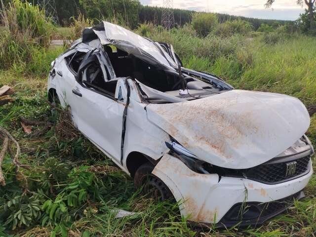 Carro sai da pista, capota várias vezes e motorista fica gravemente ferido