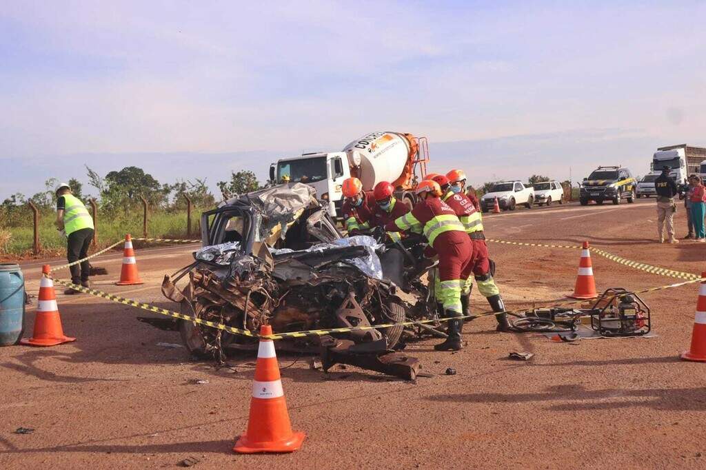 Casal morre em acidente no anel rodoviário e corpos ficam presos nas ferragens - CREDITO: CAMPO GRANDE NEWS