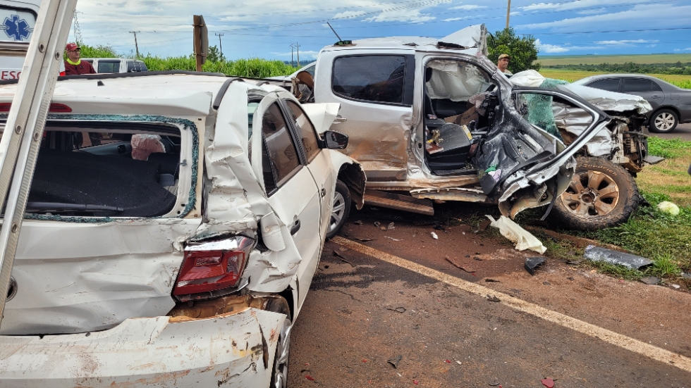 Colisão entre três veículos deixa duas pessoas feridas em São Gabriel do Oeste