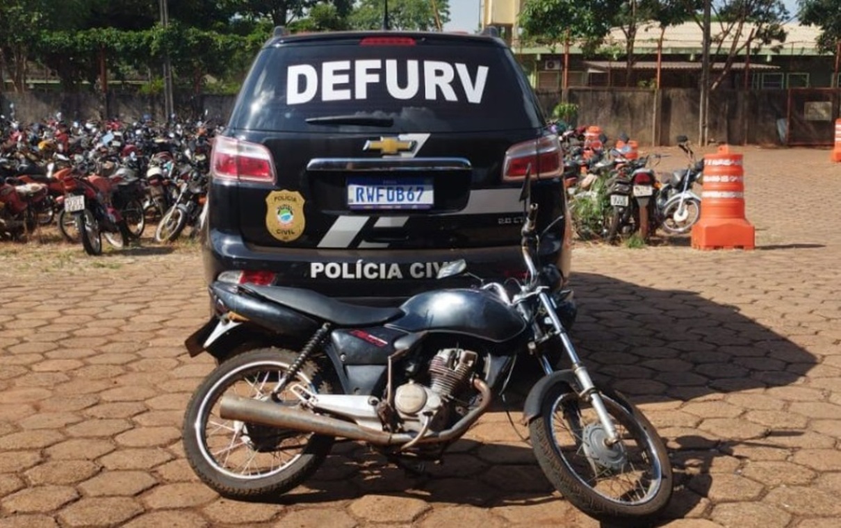 Moto roubada com placa artesanal é apreendida pela Defurv no Pioneiros