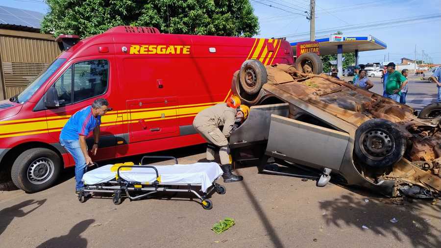 Motorista fica ferido ao capotar veículo na região central de Ivinhema