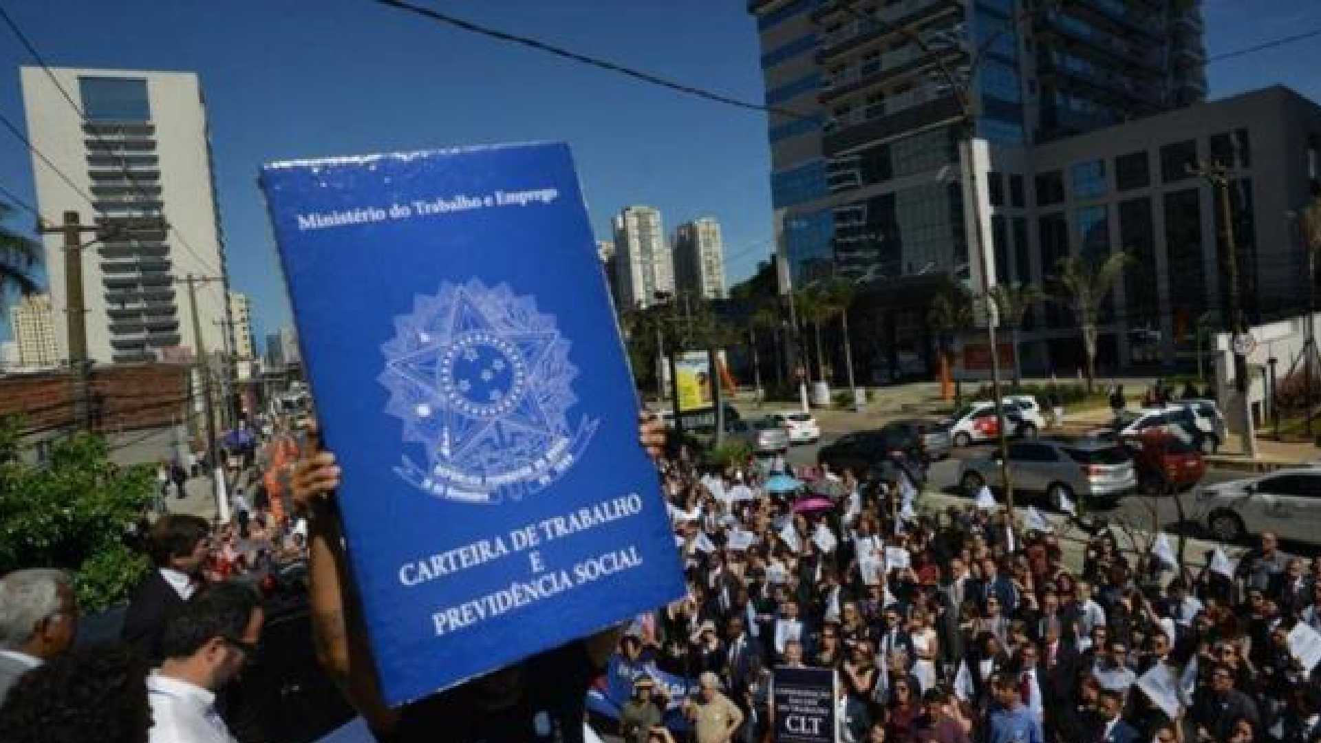 População ocupada sobe em 387 mil pessoas em um trimestre no Brasil, revela IBGE