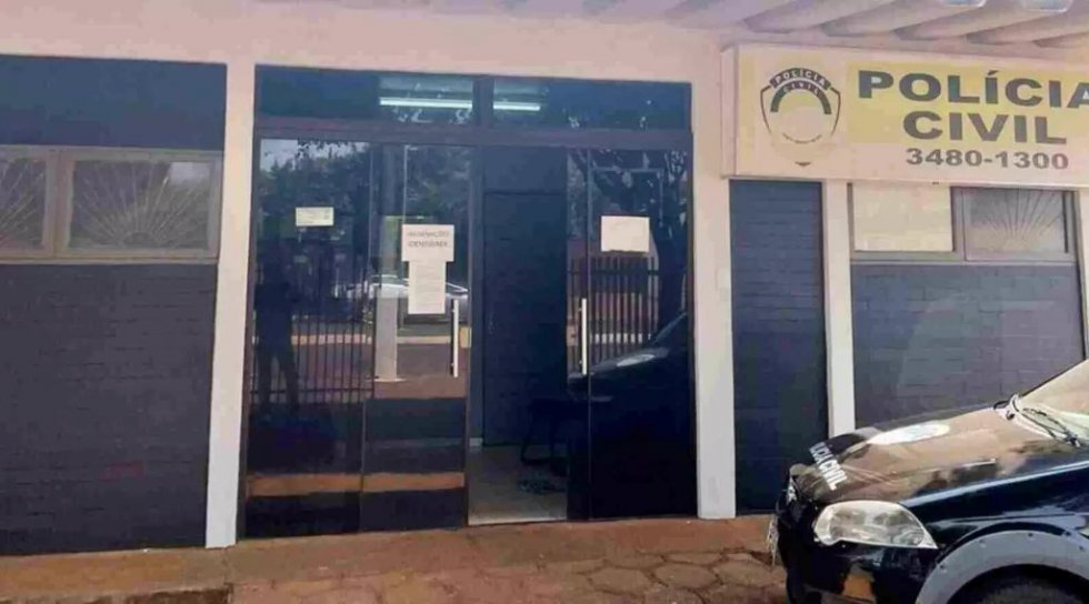 Homem é encontrado morto em frente de casa com facadas no peito e namorada é suspeita de crime