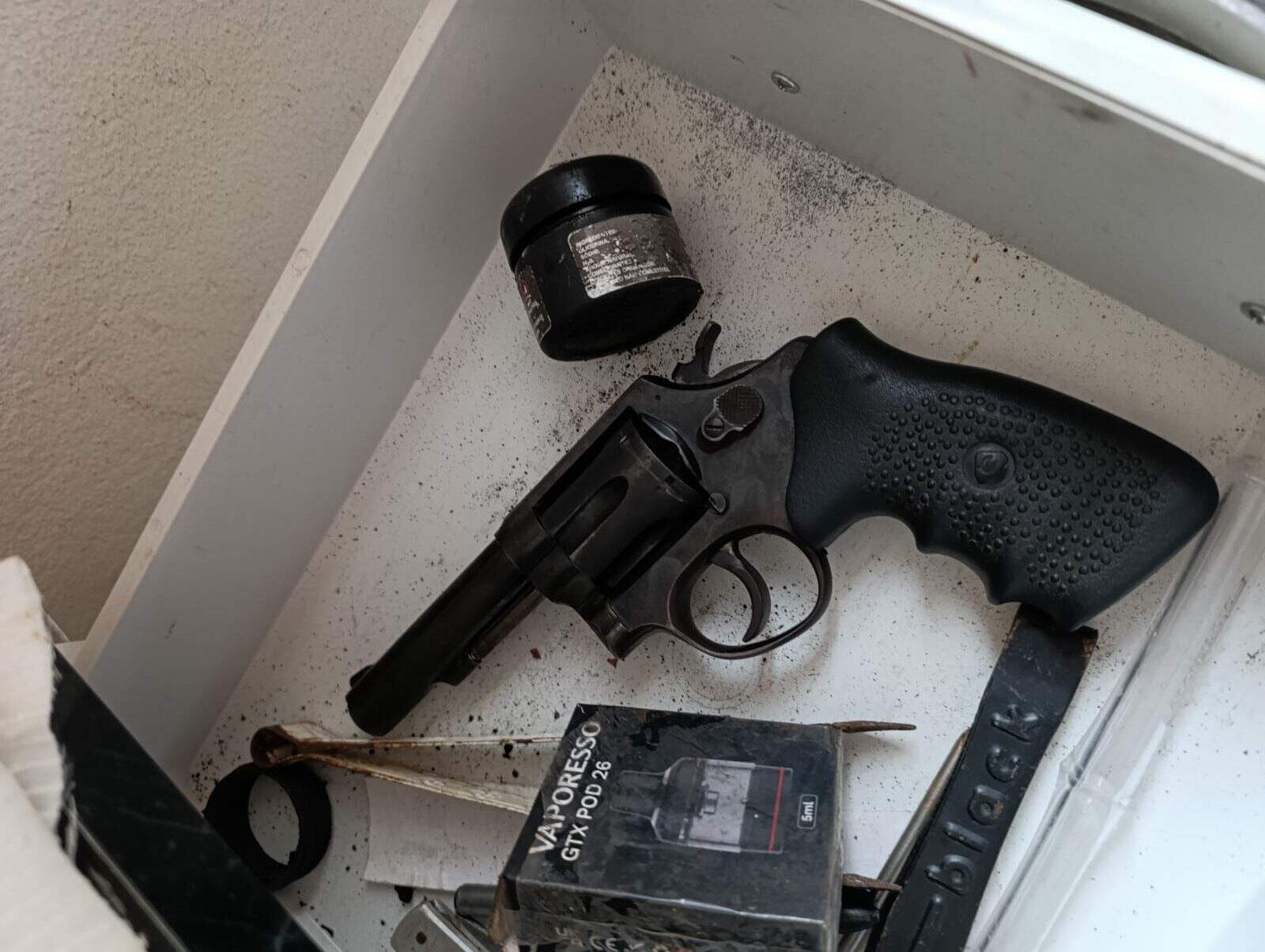 Homem esfaqueia idoso durante assalto e é preso após vender arma roubada