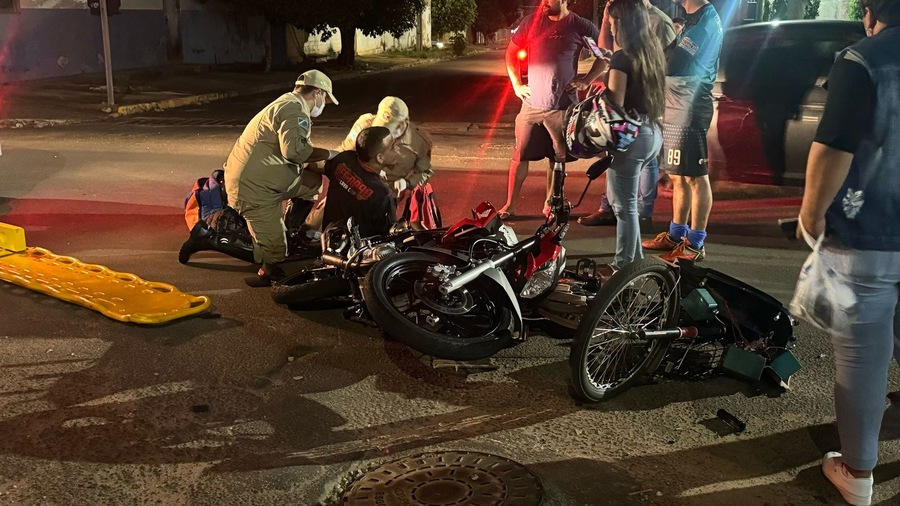 Motociclista fica ferido ao colidir com bicicleta elétrica em Nova Andradina