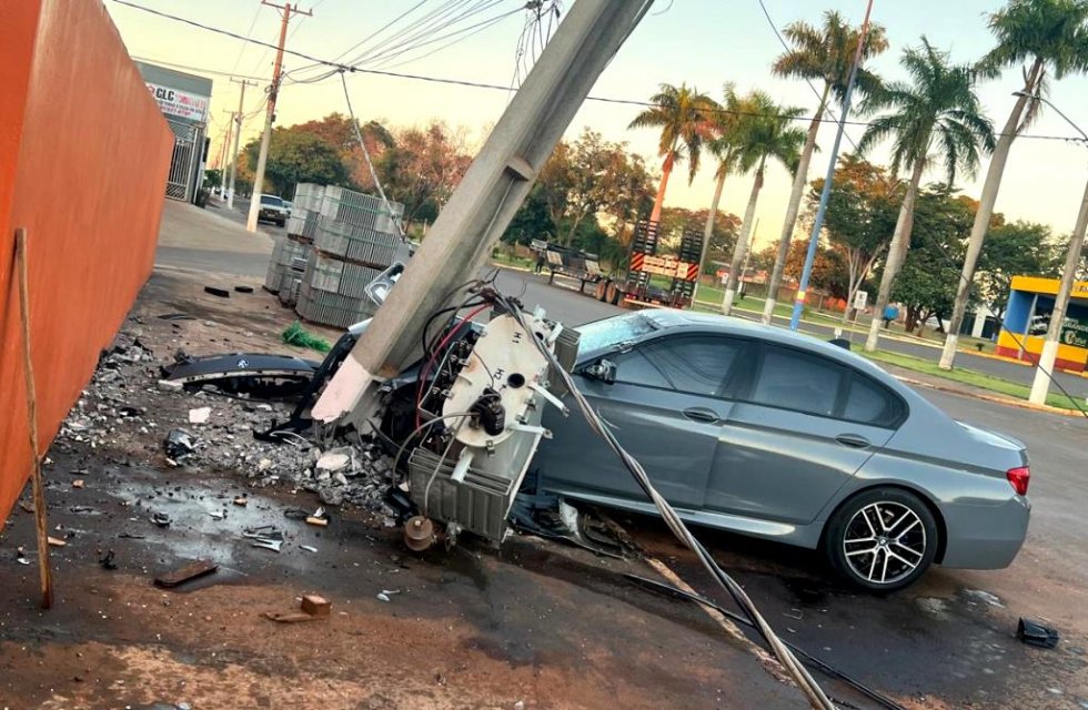 IVINHEMA: BMW colide em poste e derruba transformador