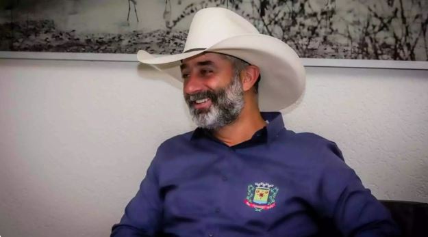 Juiz arquiva ação contra prefeito do PSDB filmado com pistola em festa, há 10 anos