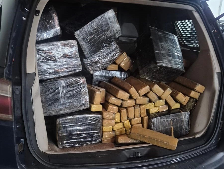 IVINHEMA: Carro clonado e com cerca de 800 kg de maconha capota durante fuga da PRF