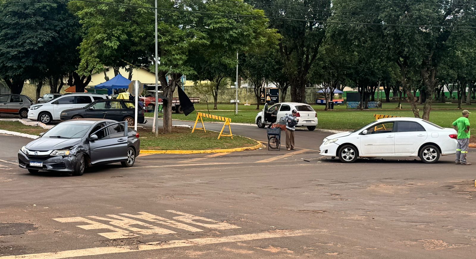 Acidente entre dois carros é registrado no cruzamento entre avenidas Esmênia da Silva Martins e Rachid Neder