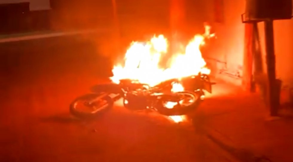 Homem incendeia motocicleta após suposta tentativa de homicídio em Angélica