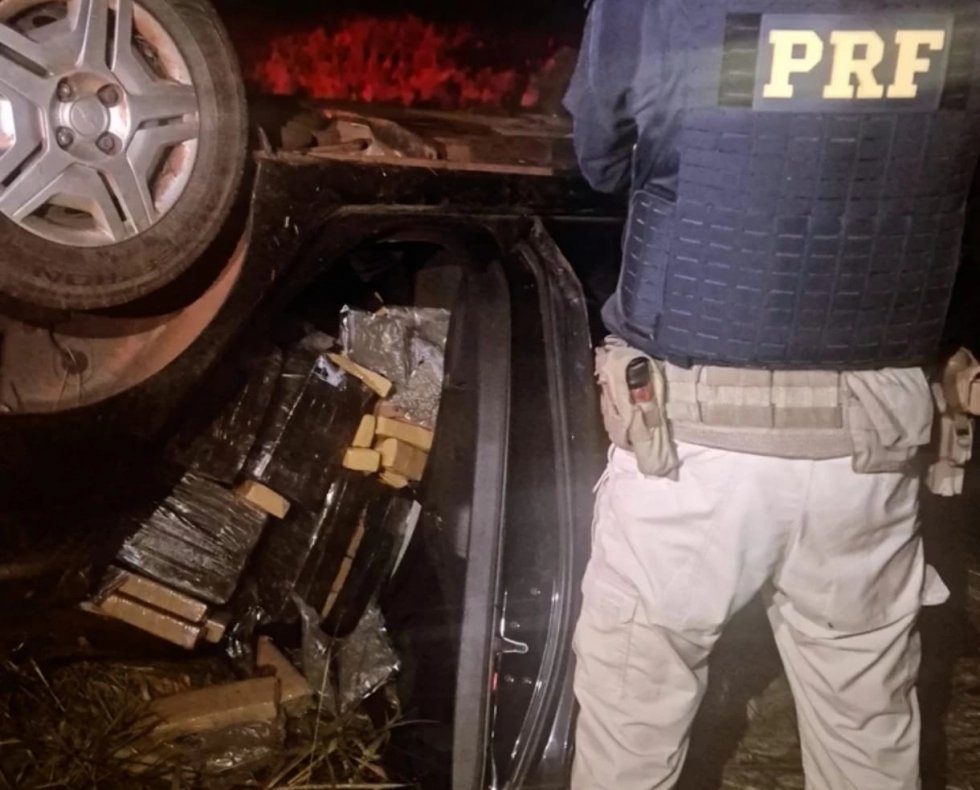IVINHEMA: Carro clonado e com cerca de 800 kg de maconha capota durante fuga da PRF