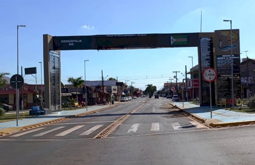 DEODÁPOLIS: Prefeito anuncia manutenção definitiva em principal avenida, que receberá pavimento de concreto em trechos críticos