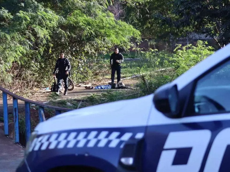 Jovem é encontrado morto a tiros em ciclovia