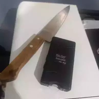Filha é presa após dar choques e esfaquear a mãe no peito