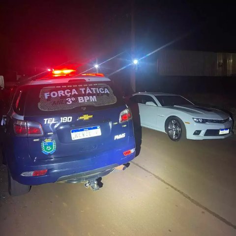 Homem é detido após dirigir Camaro em alta velocidade e agredir PMs