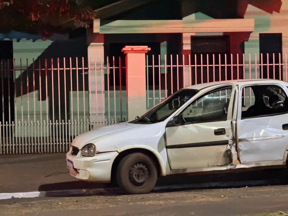 IVINHEMA: Acidente entre carro e moto deixa feridos próximo a Escola Municipal