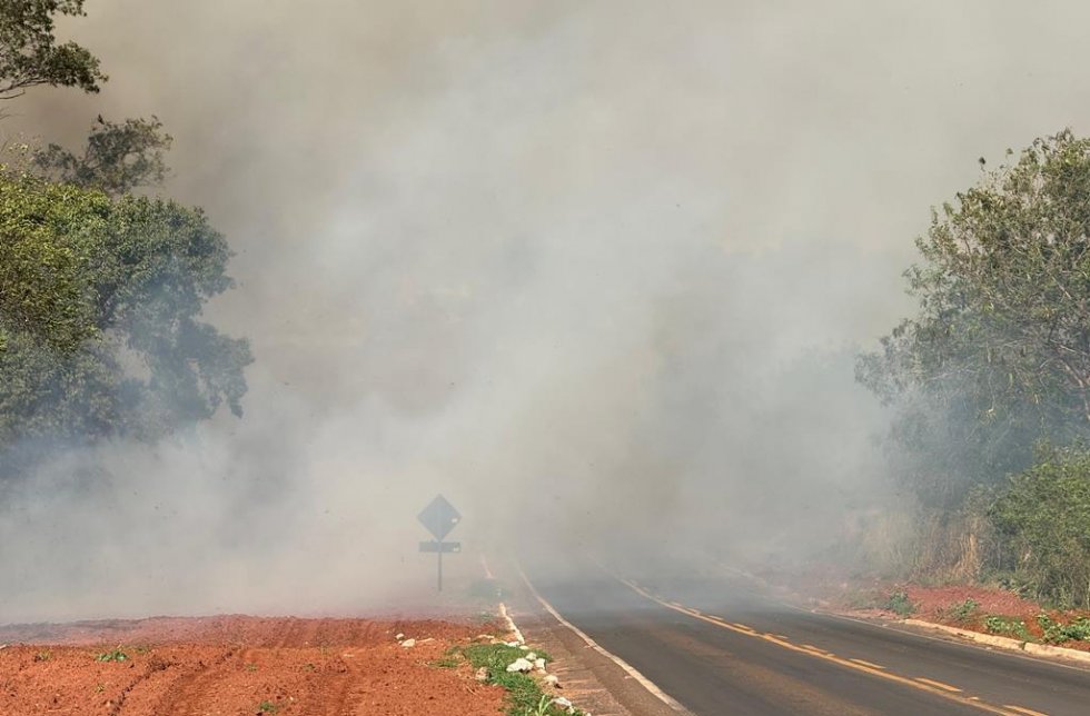 IVINHEMA: Incêndios atingem pastagens e dificultam trânsito na BR-376
