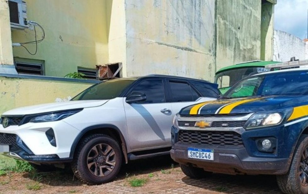 Veículo de luxo roubado no PR é apreendido em na BR-262