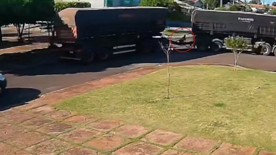 Criança sobe em reboque de carreta bitrem e morre atropelada em MS