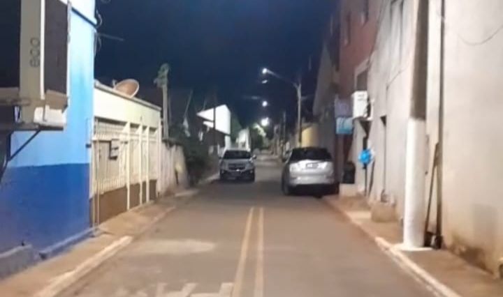 Estacionamento irregular impede coleta de lixo em rua de Angélica