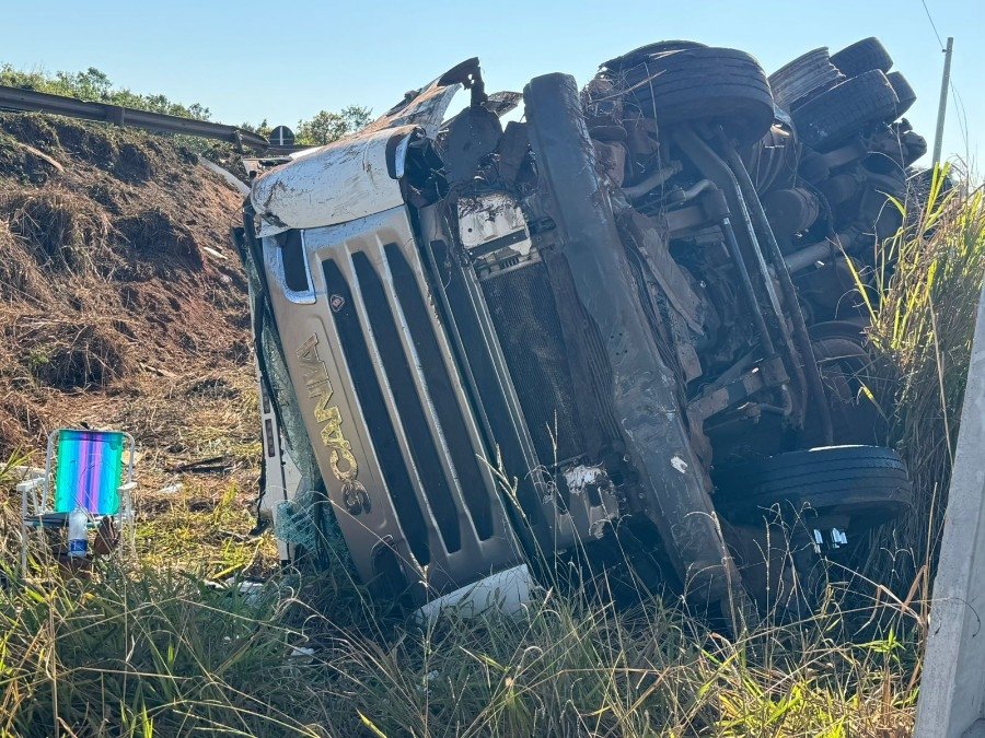 Motoristas saem ilesos de colisão entre carretas-tanque na MS-276 entre Batayporã e Anaurilândia