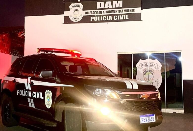 Mulher escapa de cárcere privado e marido é preso em flagrante