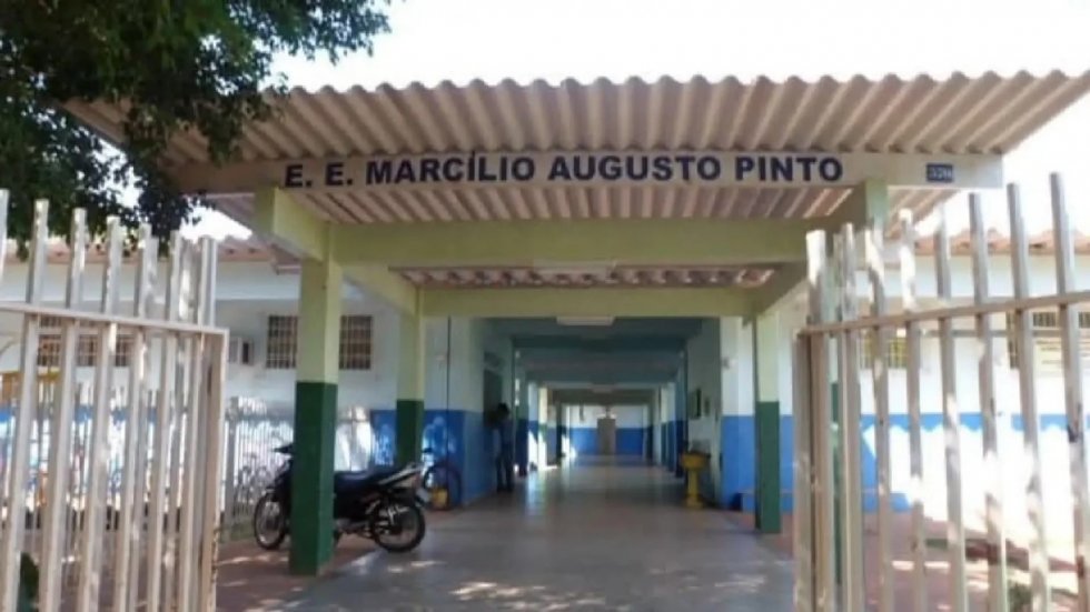 Adolescente esfaqueia garota de 12 anos dentro de escola estadual em MS Adolescente esfaqueia garota de 12 anos dentro de escola estadual em MS